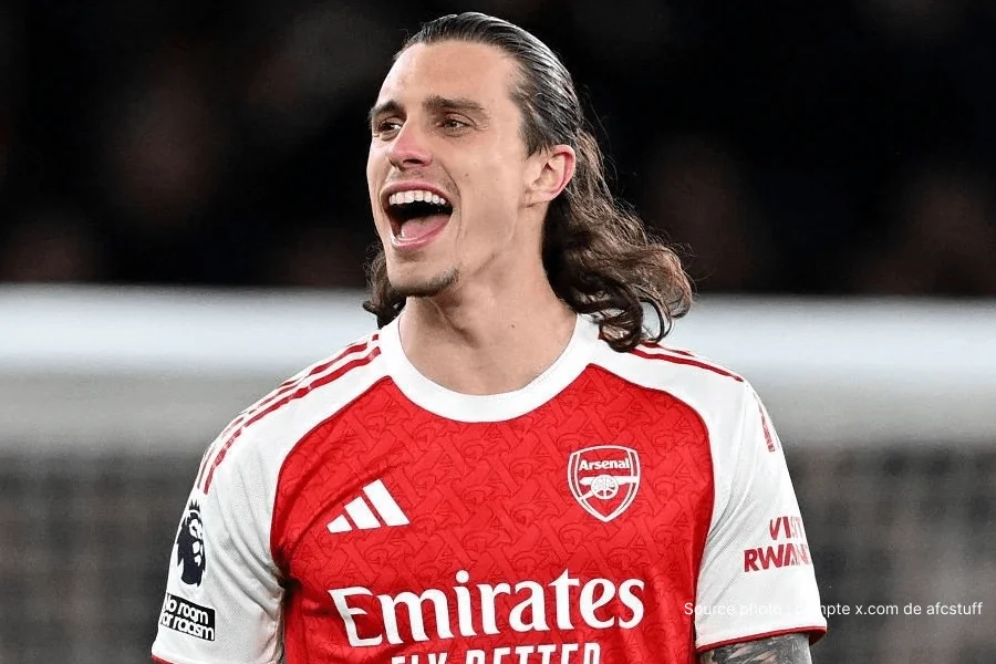 Riccardo Calafiori défend le ballon sous le maillot d'Arsenal à l'Emirates Stadium