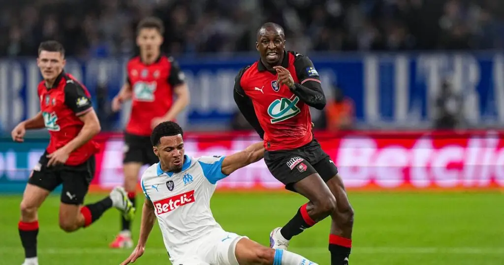 Djaoui Cissé récupérant un ballon en duel lors d'un match de Ligue 1 2026