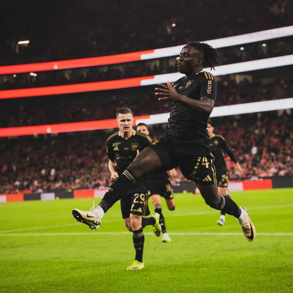 Djaoui Cissé milieu central Stade Rennais portant le maillot rouge noir Ligue 1