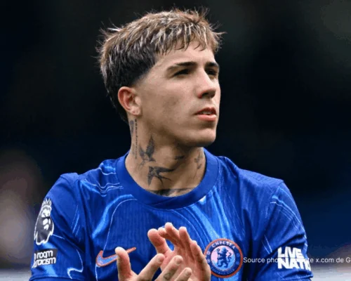 Enzo Fernandez milieu Chelsea contrôle le ballon lors d'un match de Premier League 2026
