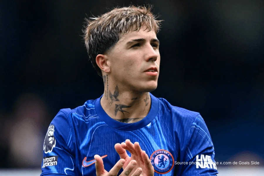 Enzo Fernandez milieu Chelsea contrôle le ballon lors d'un match de Premier League 2026