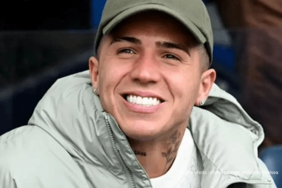 Enzo Fernandez soulevant le trophée Conference League avec Chelsea en 2025