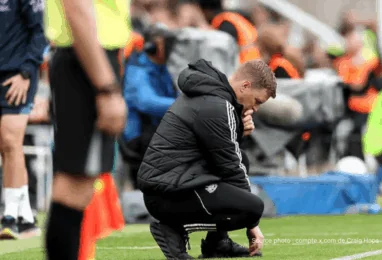 Eddie Howe donne des instructions tactiques sur le banc de Newcastle United