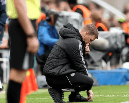 Eddie Howe donne des instructions tactiques sur le banc de Newcastle United