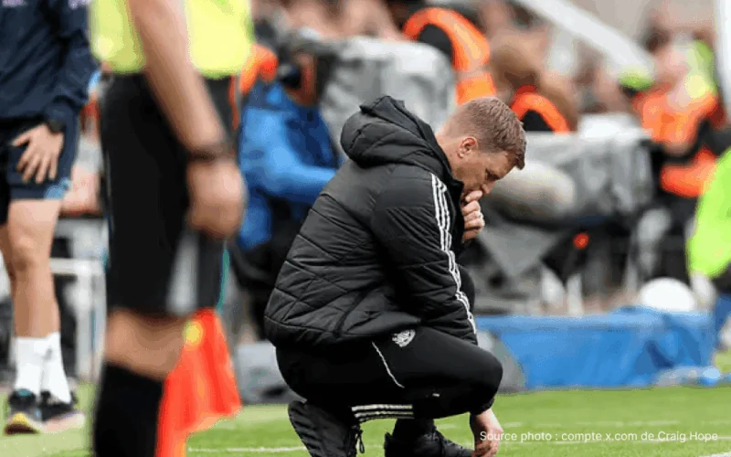 Eddie Howe donne des instructions tactiques sur le banc de Newcastle United