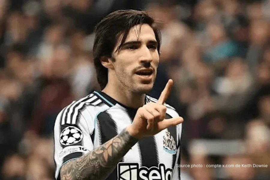 Sandro Tonali court avec le ballon sous le maillot de Newcastle en Premier League