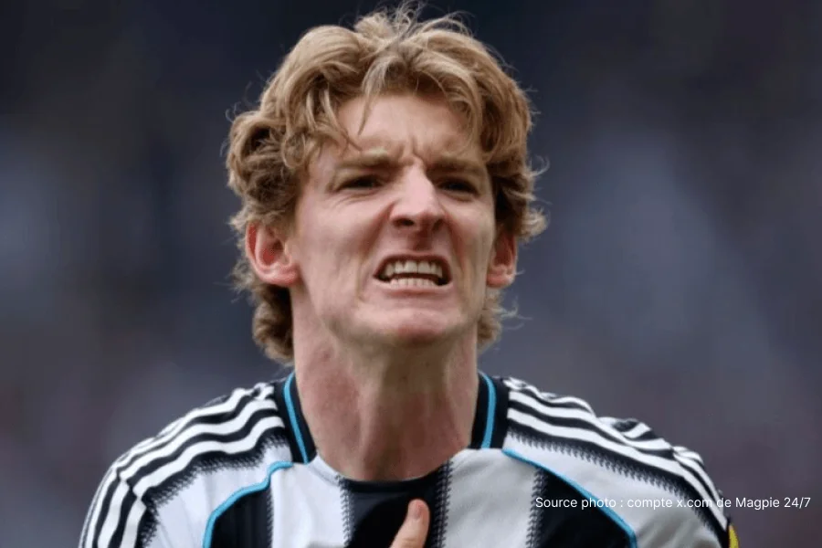 Anthony Gordon dribble un adversaire lors d'un match de Newcastle United