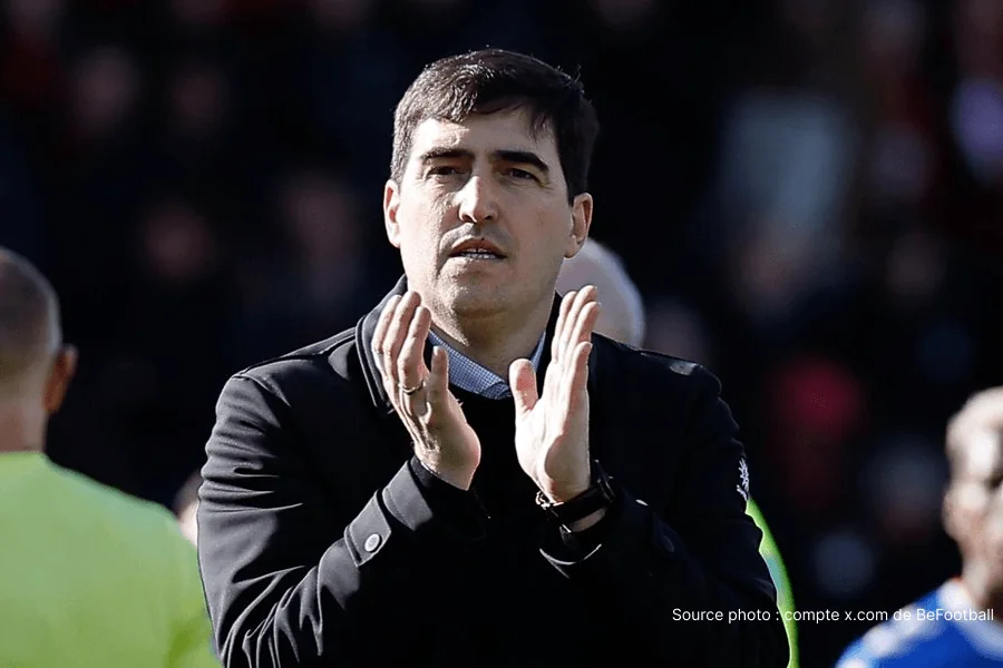 Andoni Iraola touchline Bournemouth Premier League match tactique 2025