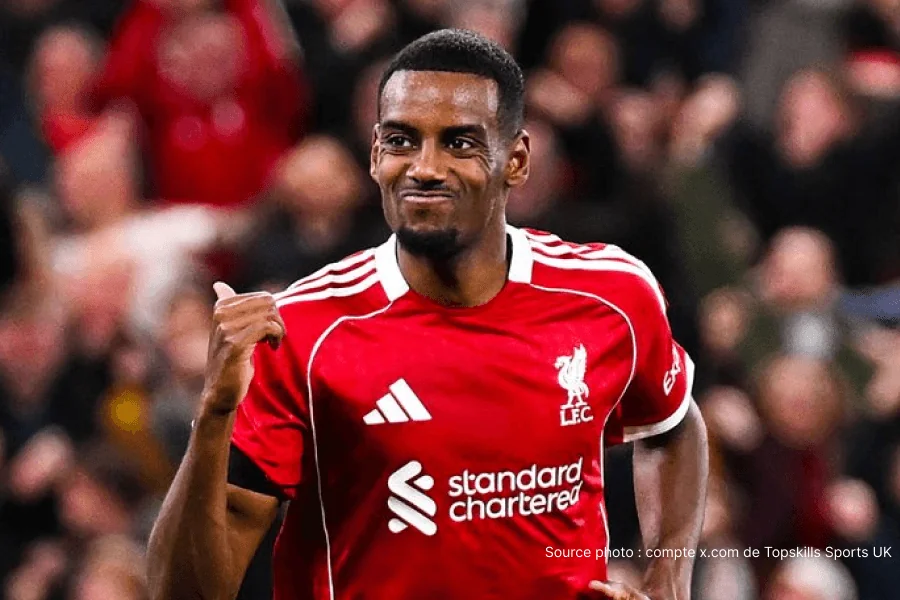 Alexander Isak tacle Micky van der Ven Tottenham fracture péroné décembre 2025