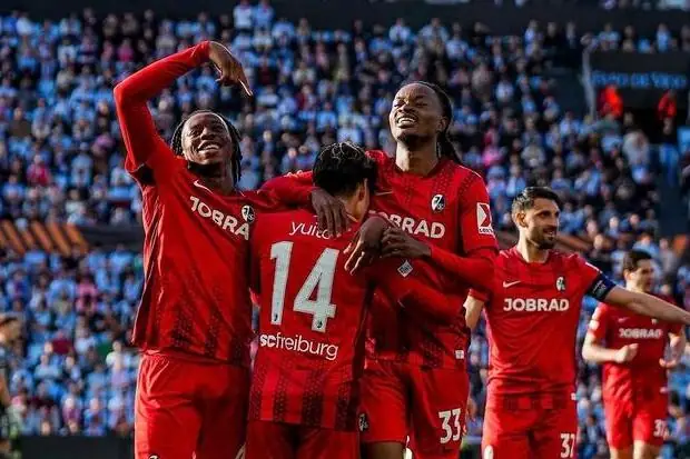 Vue du Camp Nou de Barcelone lors d'un match de Liga sous une lumière de soirée catalane