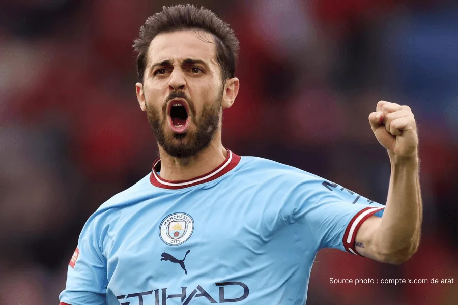 Bernardo Silva et Pedro Neto se parlant lors d'un match Chelsea Manchester City