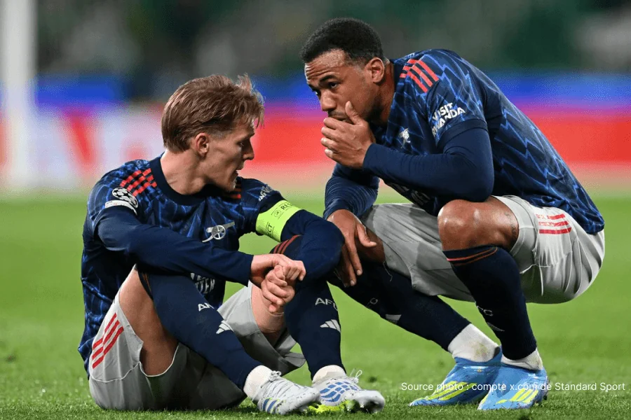 Martin Odegaard capitaine Arsenal maillot rouge Emirates Stadium Premier League