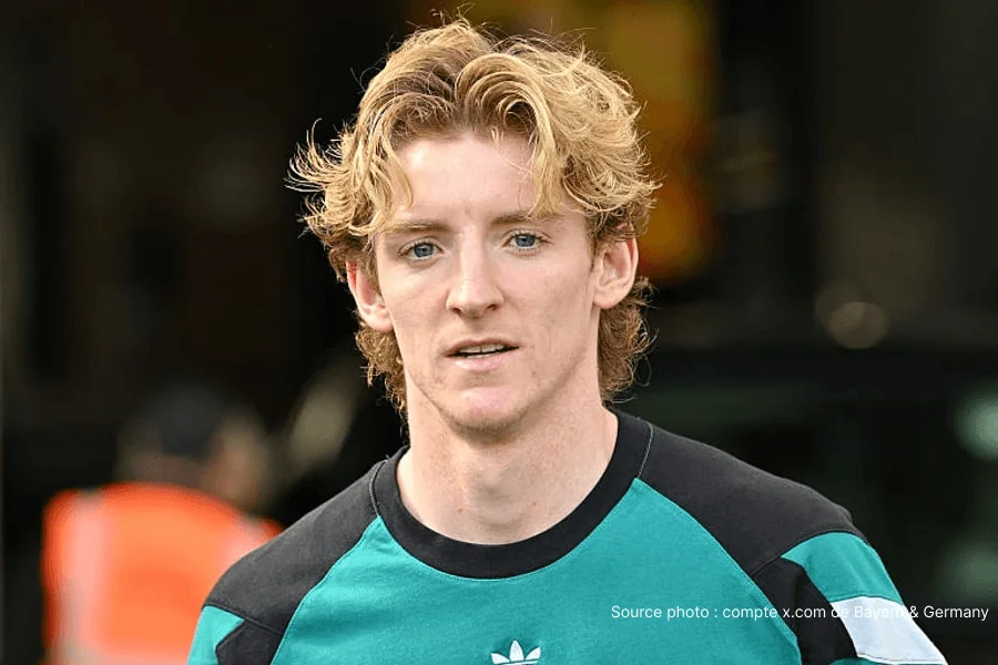 Anthony Gordon dribble un adversaire avec Newcastle United Premier League 2026