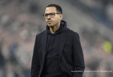 Liam Rosenior entraîneur Chelsea bord terrain Stamford Bridge 2026