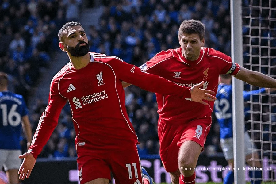 Mohamed Salah salue les supporters lors de son dernier derby à Liverpool