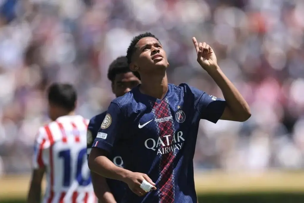 Senny Mayulu en action sous le maillot du PSG lors d'un match de Ligue 1 au Parc des Princes