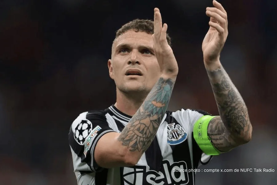 Trippier soulève Carabao Cup Newcastle victoire Liverpool 2-1 Wembley 2025