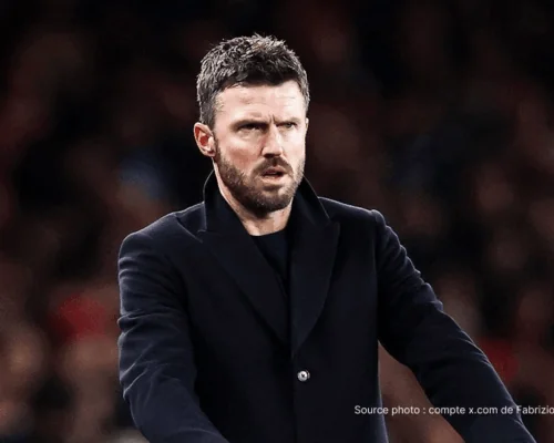 Michael Carrick entraîneur intérimaire Manchester United dirigeant une séance d'entraînement en 2026