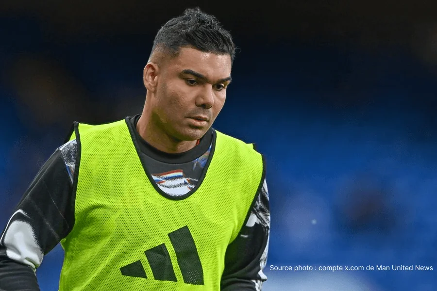 Casemiro en maillot rouge de Manchester United lors d'un match de Premier League 2025