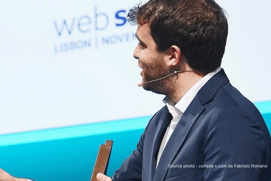 Fabrizio Romano journaliste mercato lors d'une prise de parole sur sa chaîne YouTube