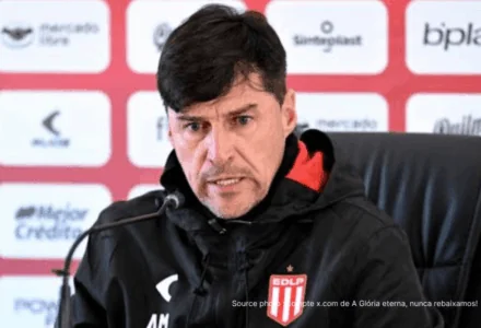 Alexander Medina entraîneur Estudiantes de La Plata avant Estudiantes Independiente Medellín 27 mai 2026 au Estadio UNO Jorge Luis Hirschi — Copa Libertadores Groupe A