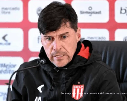 Alexander Medina entraîneur Estudiantes de La Plata avant Estudiantes Independiente Medellín 27 mai 2026 au Estadio UNO Jorge Luis Hirschi — Copa Libertadores Groupe A