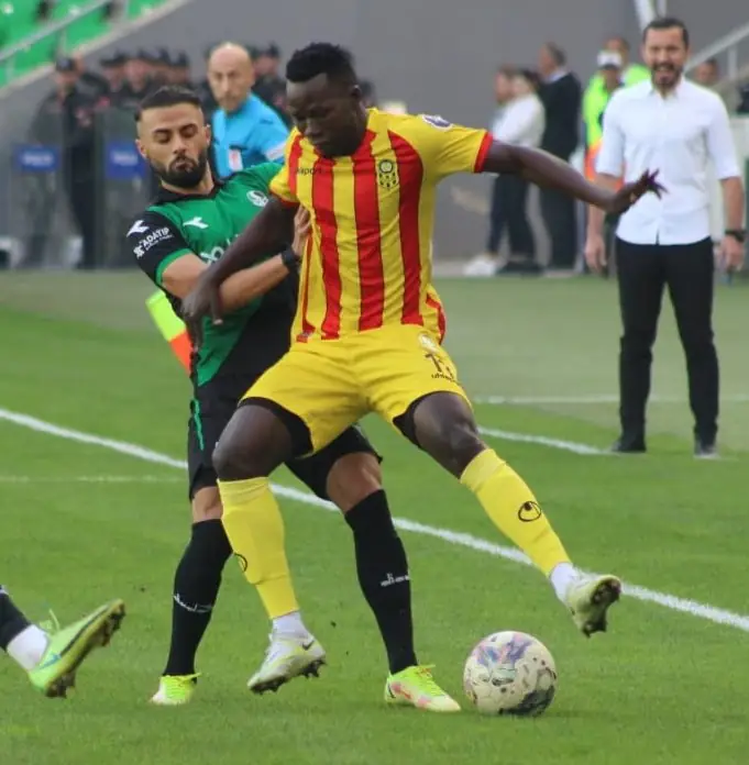Aly Mallé ailier international malien en action sous le maillot de Sivasspor en Süper Lig
