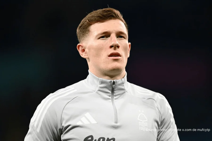 Elliot Anderson en action avec Nottingham Forest lors de la saison 2025-26 – accord de principe signé avec Manchester City jusqu'en 2031