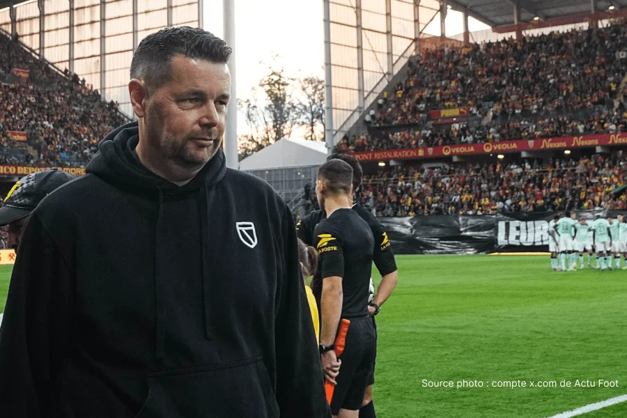 Pierre Sage entraîneur RC Lens après victoire contre Nantes le 8 mai 2026 — abandon de la course au titre avant Bollaert PSG