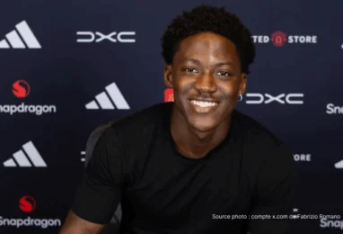 Kobbie Mainoo milieu Manchester United célèbre but Old Trafford 2026