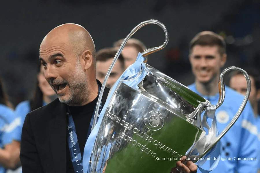 Pep Guardiola avec les trophées remportés à Manchester City — 20 titres en dix ans dont six Premier League et une Ligue des champions avant son dernier match le 24 mai 2026
