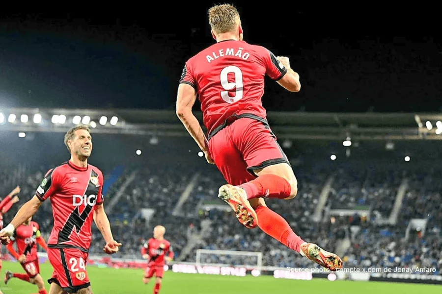 Alemão Rayo Vallecano auteur du but lors de Strasbourg Rayo Vallecano demi-finale retour Conference League mai 2026