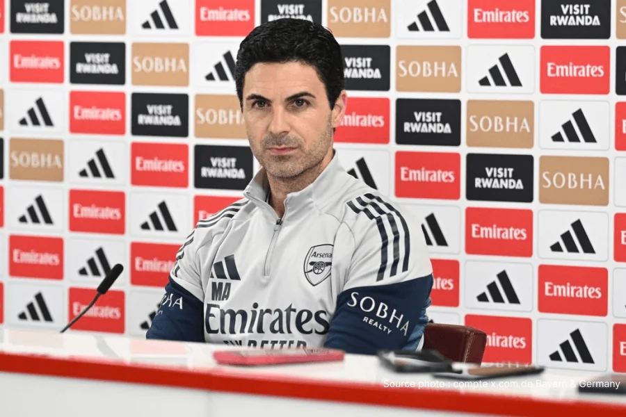 Mikel Arteta Arsenal entraîneur souriant course titre Premier League 2026
